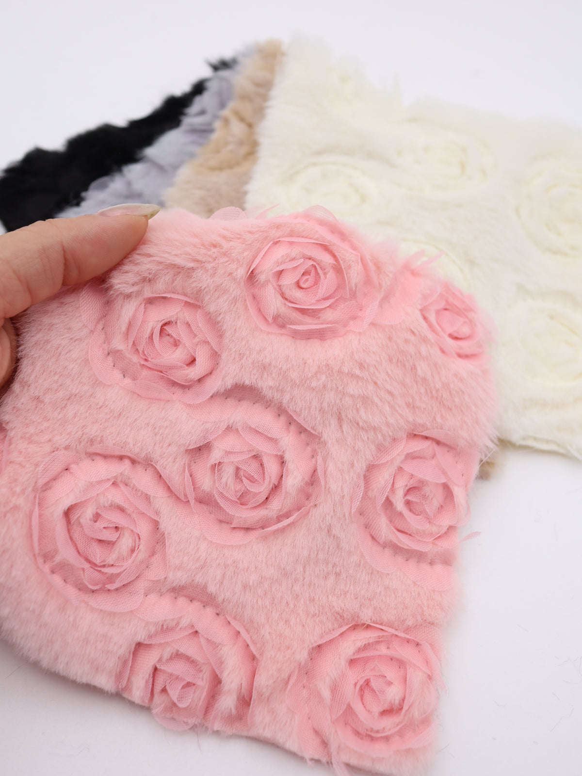 ローズモチーフテープ刺繍ショートファー生地｜【生地幅】約137センチ 【混率】ポリエステル100%｜ドッグウェア・KIDSウエア・部分づかい・冬雑貨向け｜26AW-404