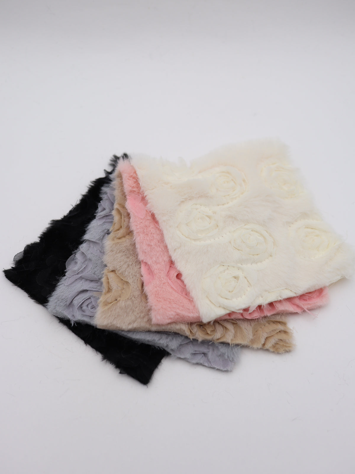 ローズモチーフテープ刺繍ショートファー生地｜【生地幅】約137センチ 【混率】ポリエステル100%｜ドッグウェア・KIDSウエア・部分づかい・冬雑貨向け｜26AW-404