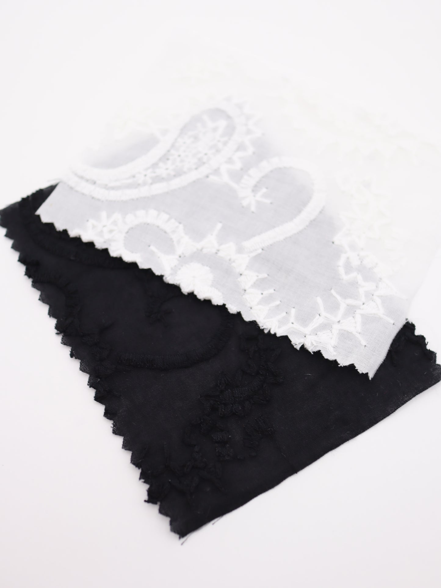 綿100%・ペイズリー刺繍レース生地｜【生地幅】約132センチ 【混率】綿100％｜春夏ブラウス・ワンピース・子供服向け 26SS-102