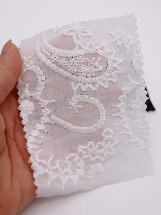 韓国生地　レース刺繍生地　ペーズリー柄生地