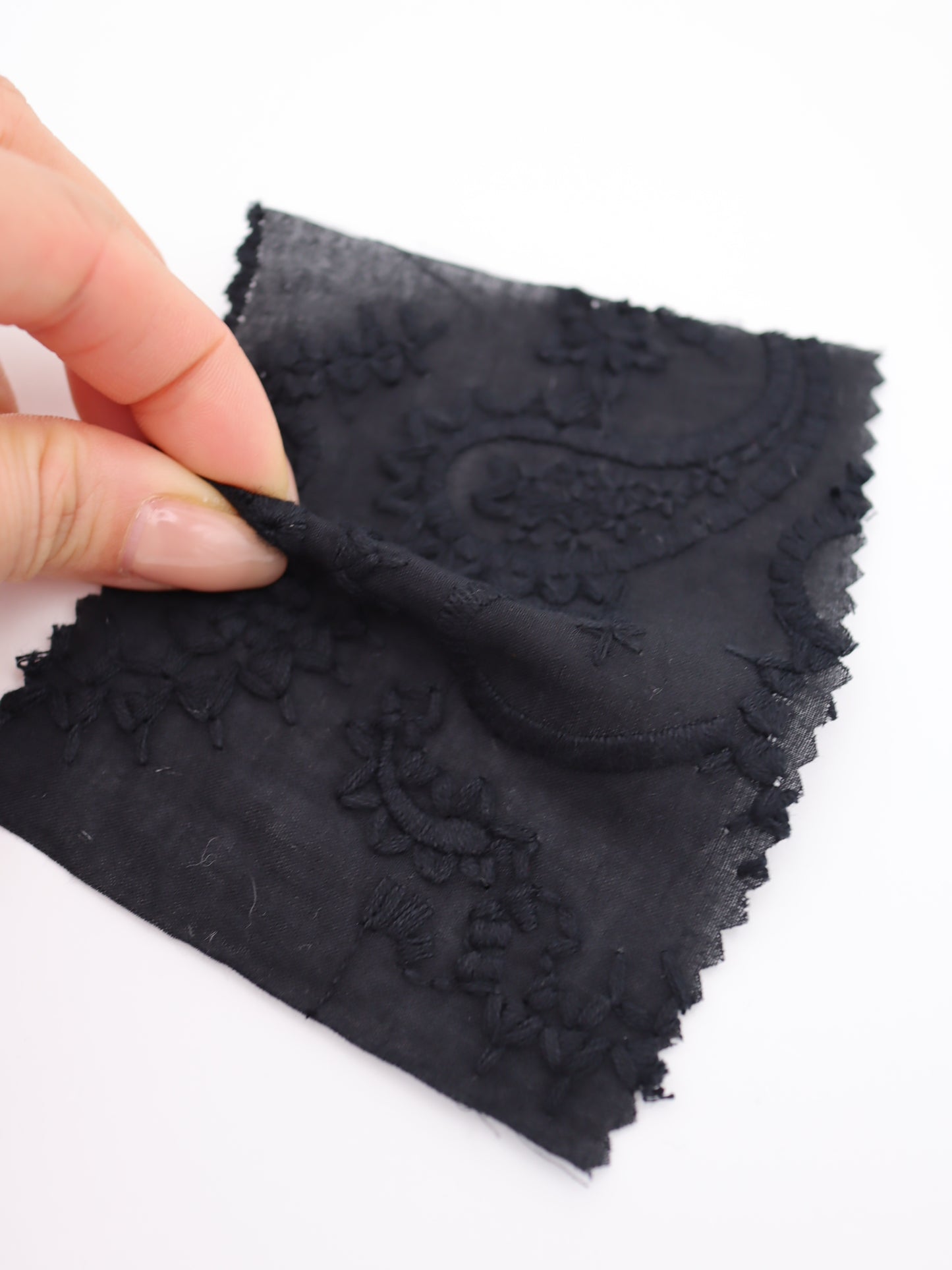 綿100%・ペイズリー刺繍レース生地｜【生地幅】約132センチ 【混率】綿100％｜春夏ブラウス・ワンピース・子供服向け 26SS-102