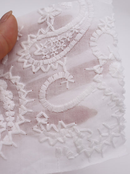 綿100%・ペイズリー刺繍レース生地｜【生地幅】約132センチ 【混率】綿100％｜春夏ブラウス・ワンピース・子供服向け 26SS-102