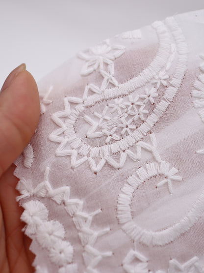 綿100%・ペイズリー刺繍レース生地｜【生地幅】約132センチ 【混率】綿100％｜春夏ブラウス・ワンピース・子供服向け 26SS-102