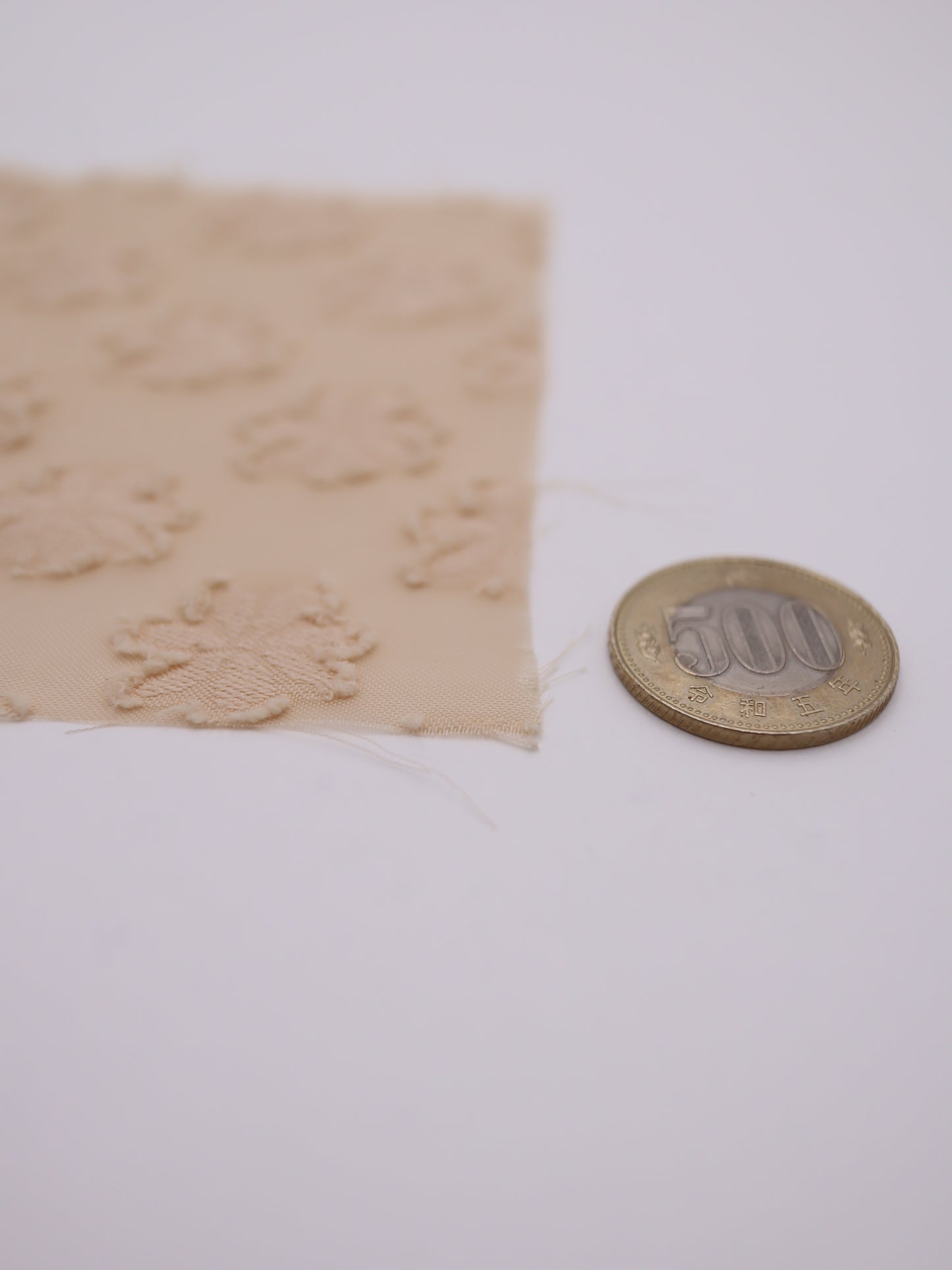 3Dフラワー・ジャガードシフォン｜142cm広幅・ポリエステル100%・超軽量・高意匠・高通気・透け感｜ドッグウェア・春夏ブラウス・装飾ティアードスカート向け｜26SS-121【生地仕入れ代行卸】