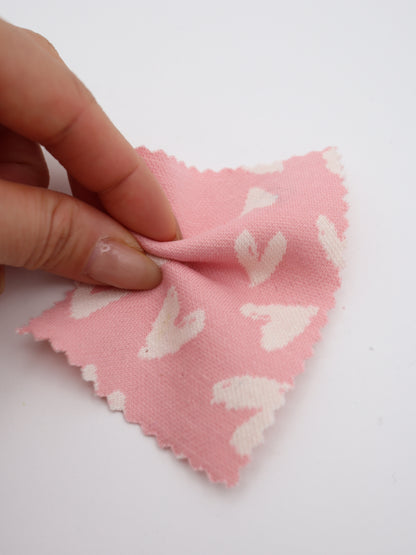 落書き風ハート・二重織りジャガードニット生地｜綿混・高復元・リバーシブル｜ドッグウェア・ベビーアパレル向け｜26SS-052【生地仕入れ代行卸】