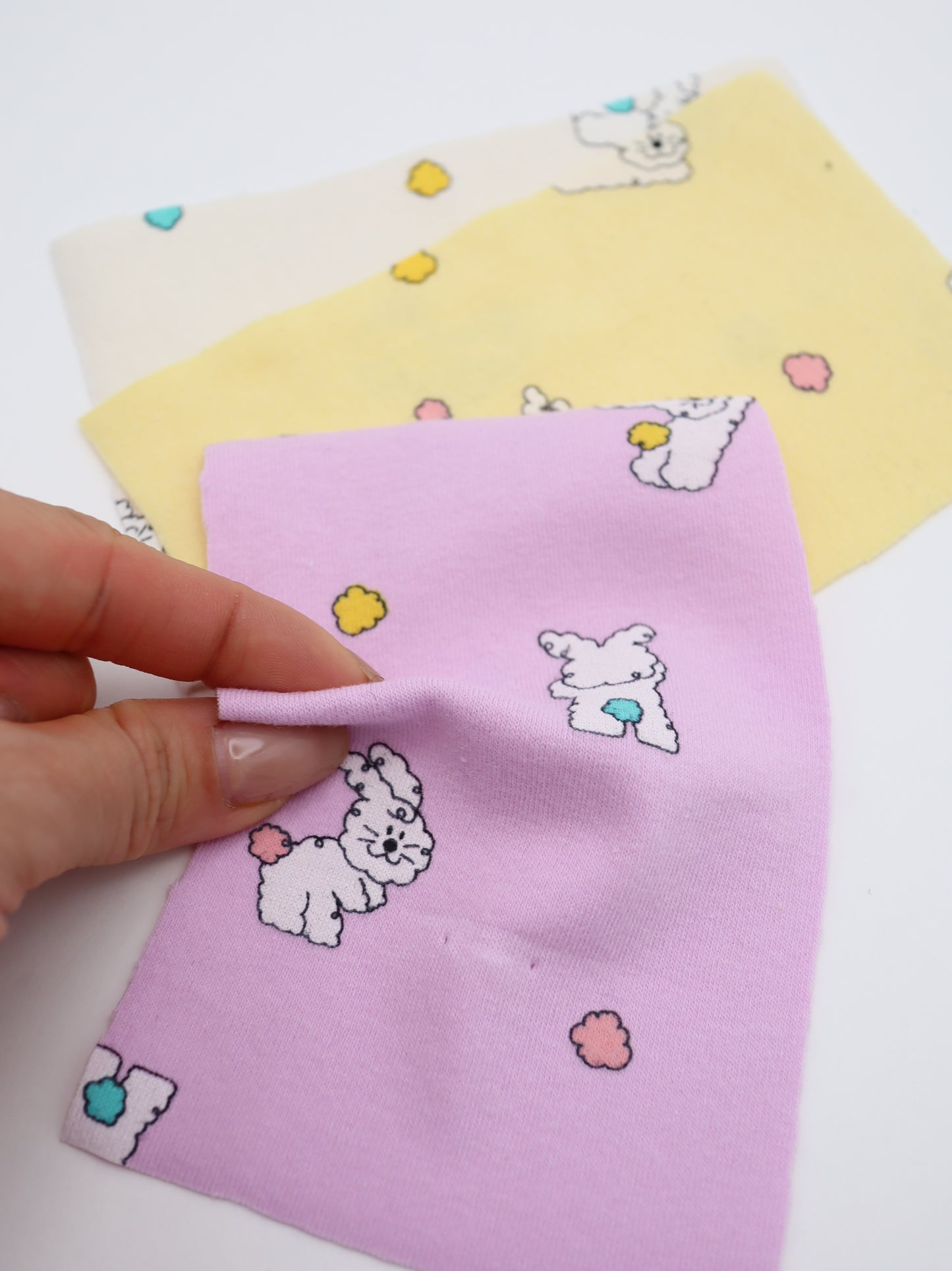カラフルしっぽウサちゃんプリント・綿ベア天竺｜152cm超広幅・PU5%混・ストレッチ・薄手・高意匠・低刺激｜ドッグウェア・子供服・ロンパース向き｜26SS-081【生地仕入れ代行卸】