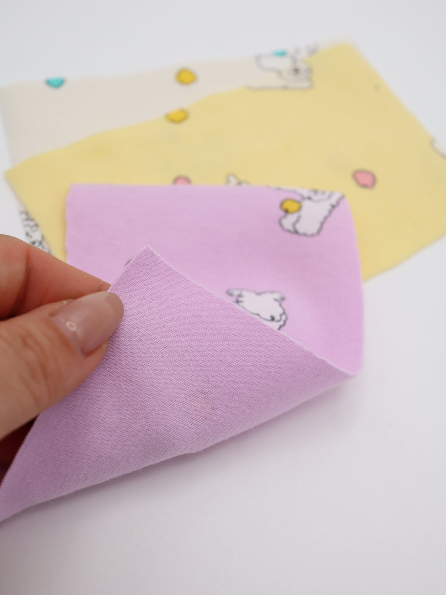 カラフルしっぽウサちゃんプリント・綿ベア天竺｜152cm超広幅・PU5%混・ストレッチ・薄手・高意匠・低刺激｜ドッグウェア・子供服・ロンパース向き｜26SS-081【生地仕入れ代行卸】