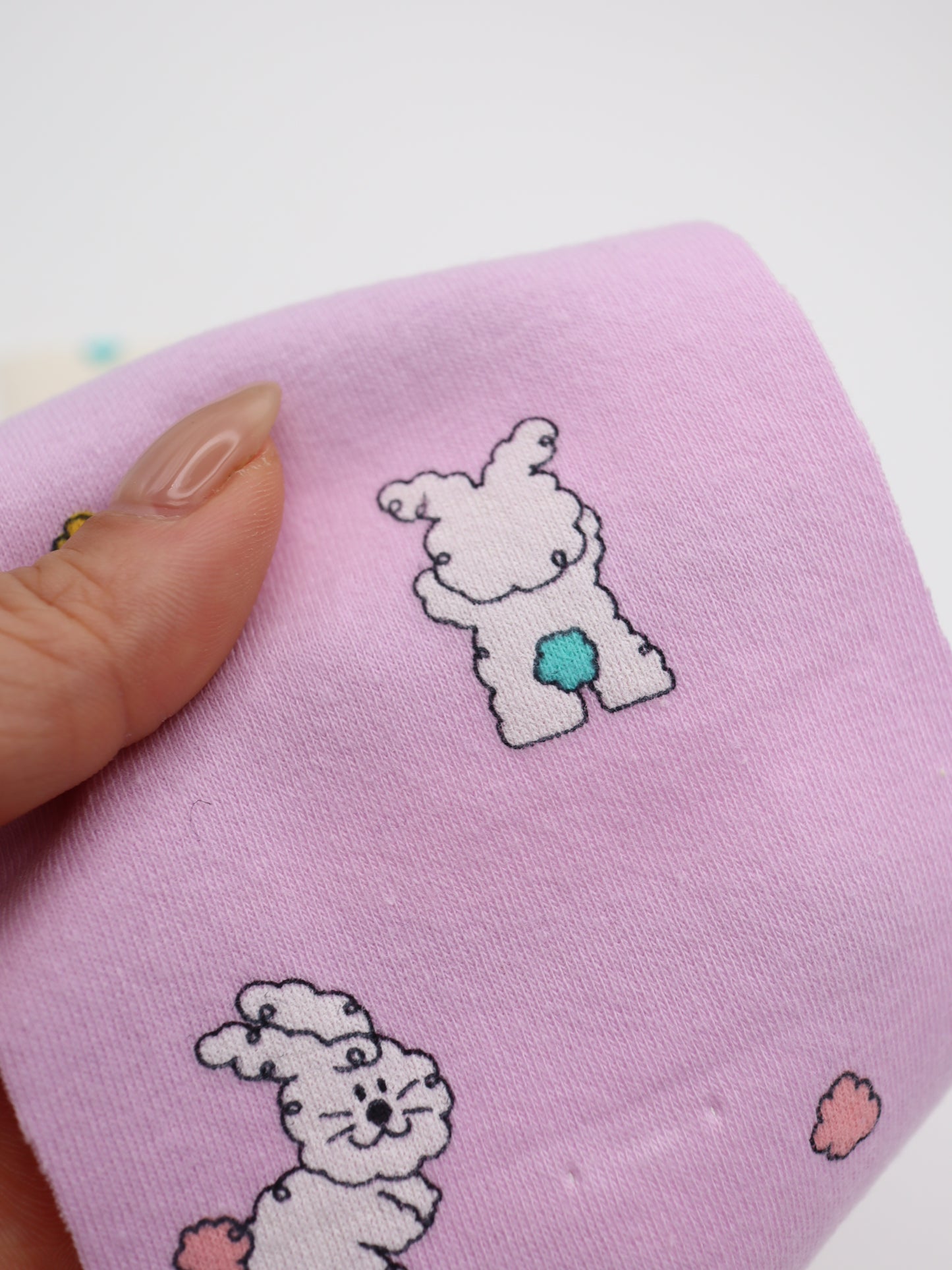カラフルしっぽウサちゃんプリント・綿ベア天竺｜152cm超広幅・PU5%混・ストレッチ・薄手・高意匠・低刺激｜ドッグウェア・子供服・ロンパース向き｜26SS-081【生地仕入れ代行卸】