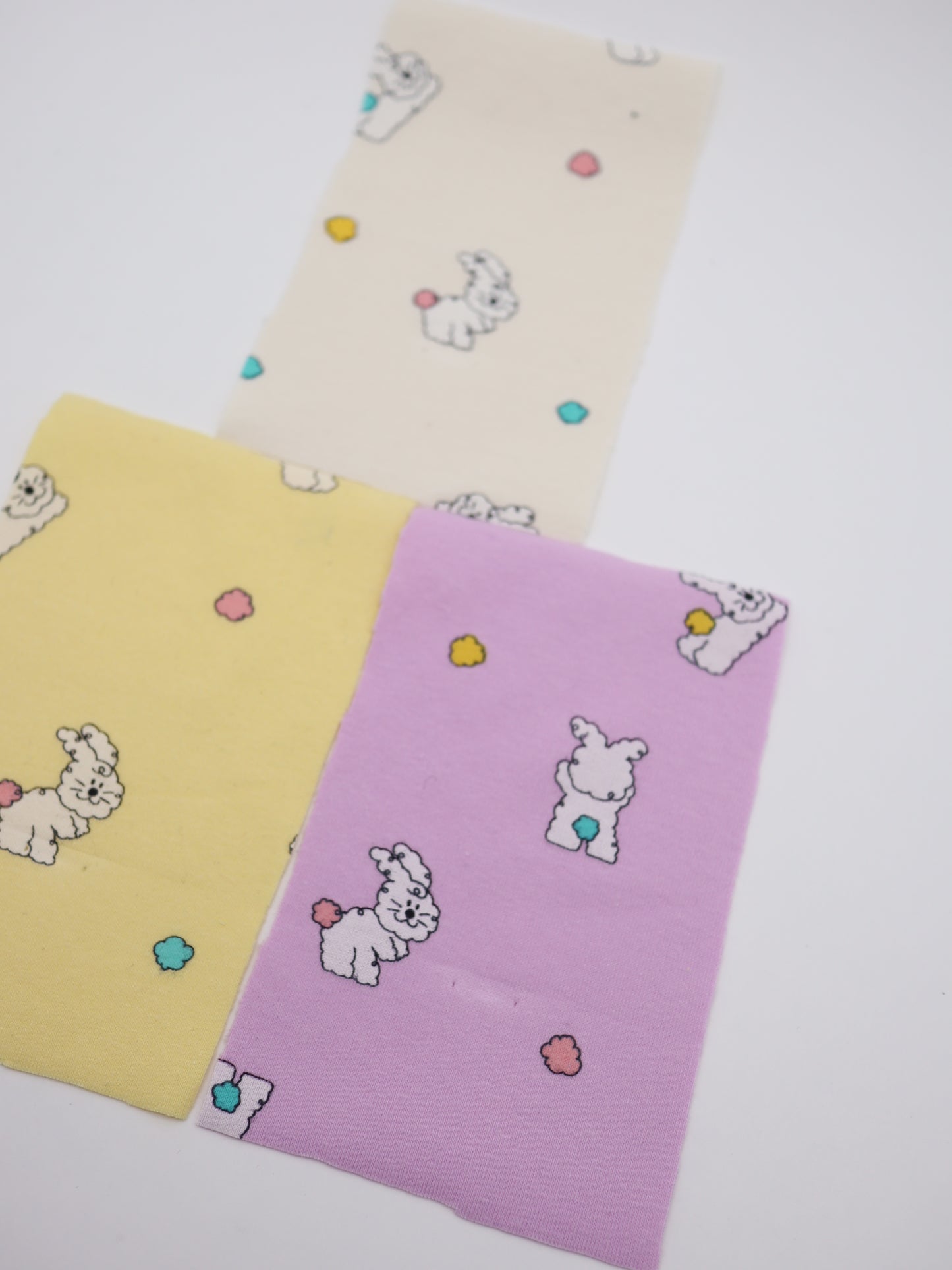 カラフルしっぽウサちゃんプリント・綿ベア天竺｜152cm超広幅・PU5%混・ストレッチ・薄手・高意匠・低刺激｜ドッグウェア・子供服・ロンパース向き｜26SS-081【生地仕入れ代行卸】