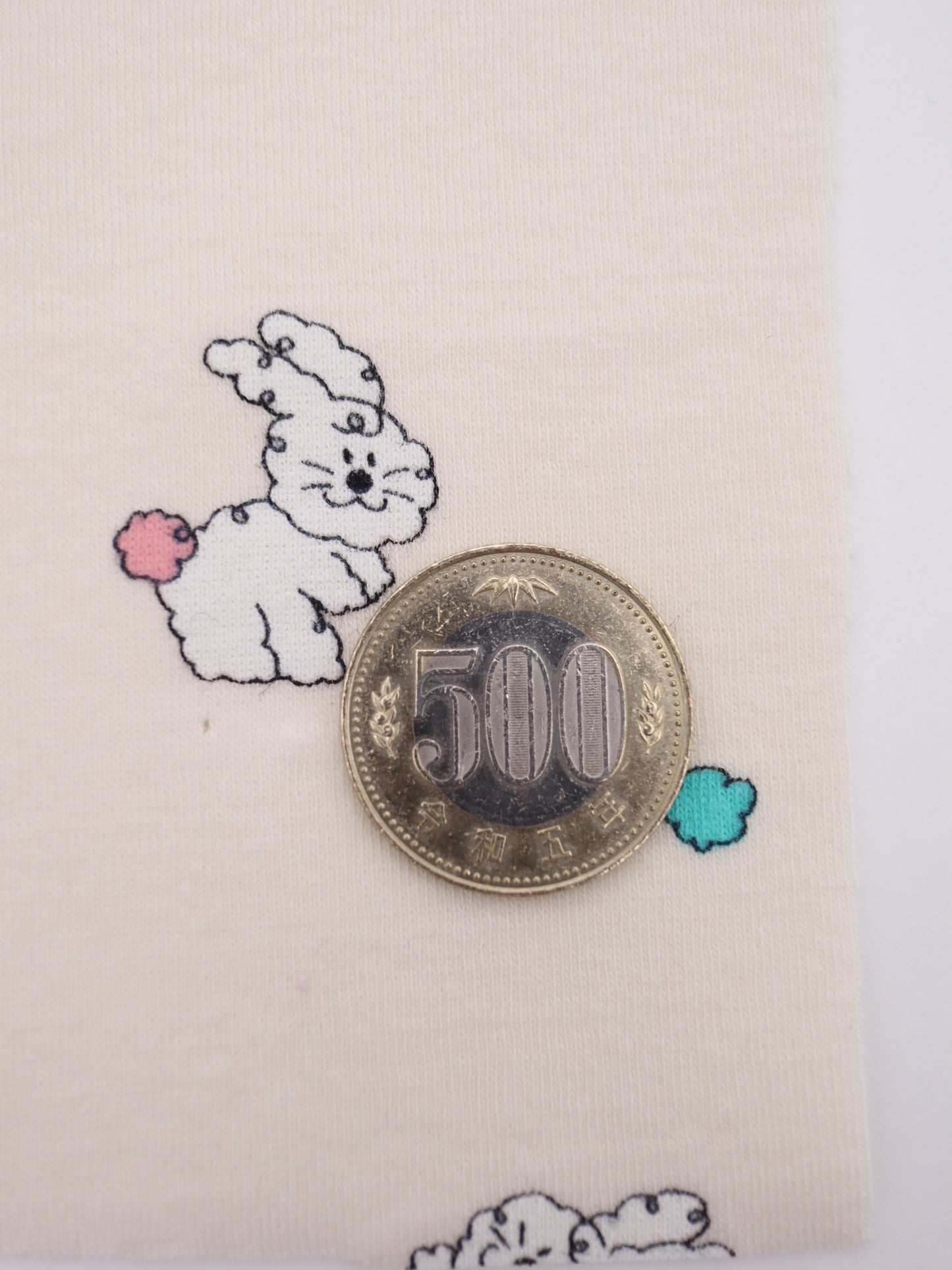 カラフルしっぽウサちゃんプリント・綿ベア天竺｜152cm超広幅・PU5%混・ストレッチ・薄手・高意匠・低刺激｜ドッグウェア・子供服・ロンパース向き｜26SS-081【生地仕入れ代行卸】