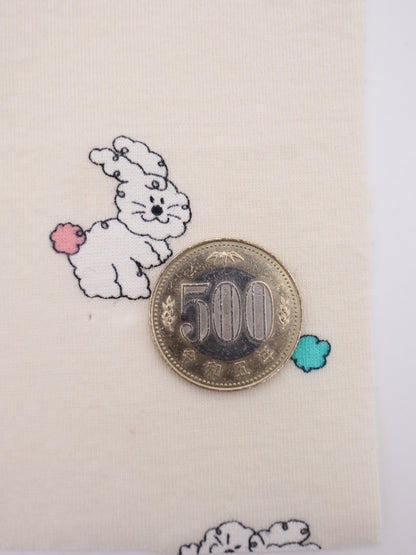 カラフルしっぽウサちゃんプリント・綿ベア天竺｜152cm超広幅・PU5%混・ストレッチ・薄手・高意匠・低刺激｜ドッグウェア・子供服・ロンパース向き｜26SS-081【生地仕入れ代行卸】