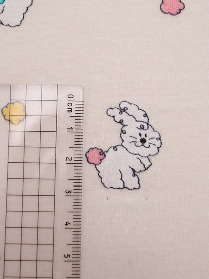 カラフルしっぽウサちゃんプリント・綿ベア天竺｜152cm超広幅・PU5%混・ストレッチ・薄手・高意匠・低刺激｜ドッグウェア・子供服・ロンパース向き｜26SS-081【生地仕入れ代行卸】