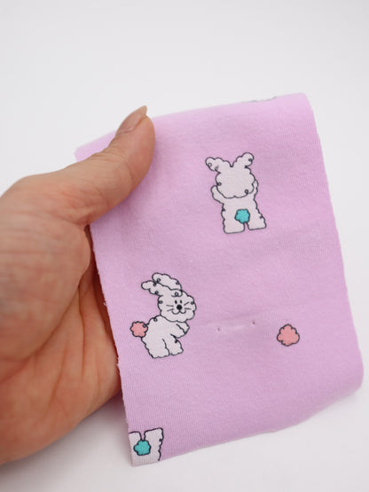 カラフルしっぽウサちゃんプリント・綿ベア天竺｜152cm超広幅・PU5%混・ストレッチ・薄手・高意匠・低刺激｜ドッグウェア・子供服・ロンパース向き｜26SS-081【生地仕入れ代行卸】