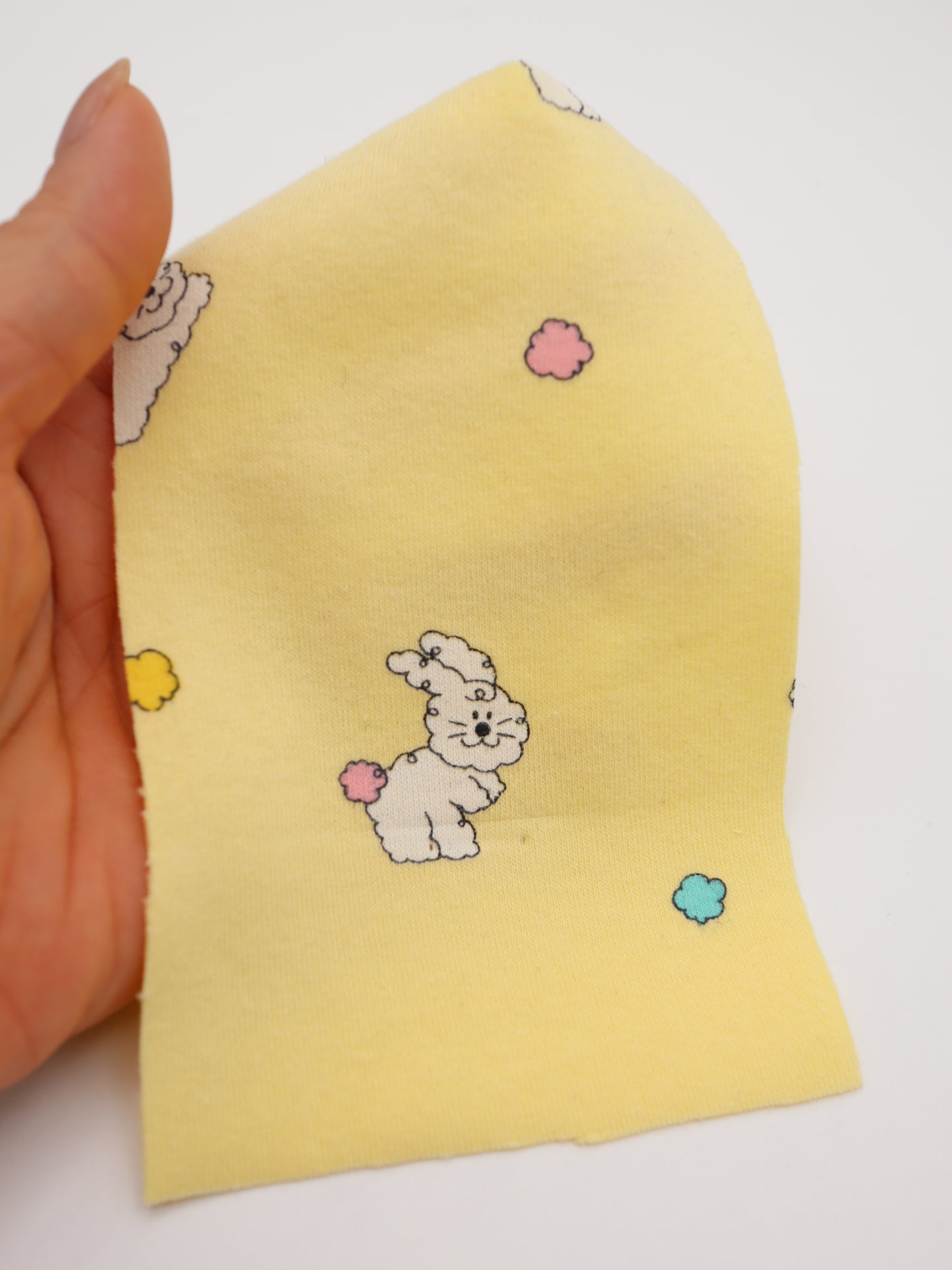 カラフルしっぽウサちゃんプリント・綿ベア天竺｜152cm超広幅・PU5%混・ストレッチ・薄手・高意匠・低刺激｜ドッグウェア・子供服・ロンパース向き｜26SS-081【生地仕入れ代行卸】