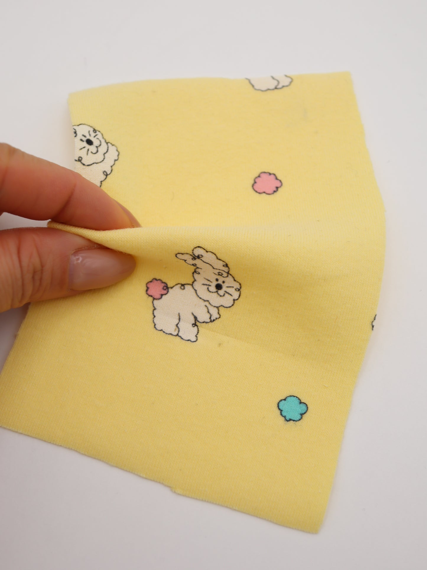 カラフルしっぽウサちゃんプリント・綿ベア天竺｜152cm超広幅・PU5%混・ストレッチ・薄手・高意匠・低刺激｜ドッグウェア・子供服・ロンパース向き｜26SS-081【生地仕入れ代行卸】