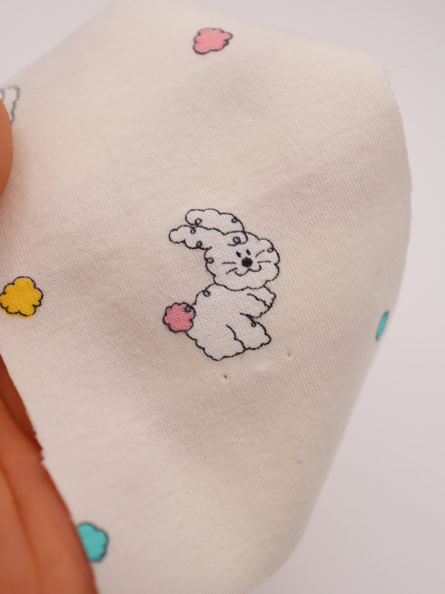 カラフルしっぽウサちゃんプリント・綿ベア天竺｜152cm超広幅・PU5%混・ストレッチ・薄手・高意匠・低刺激｜ドッグウェア・子供服・ロンパース向き｜26SS-081【生地仕入れ代行卸】