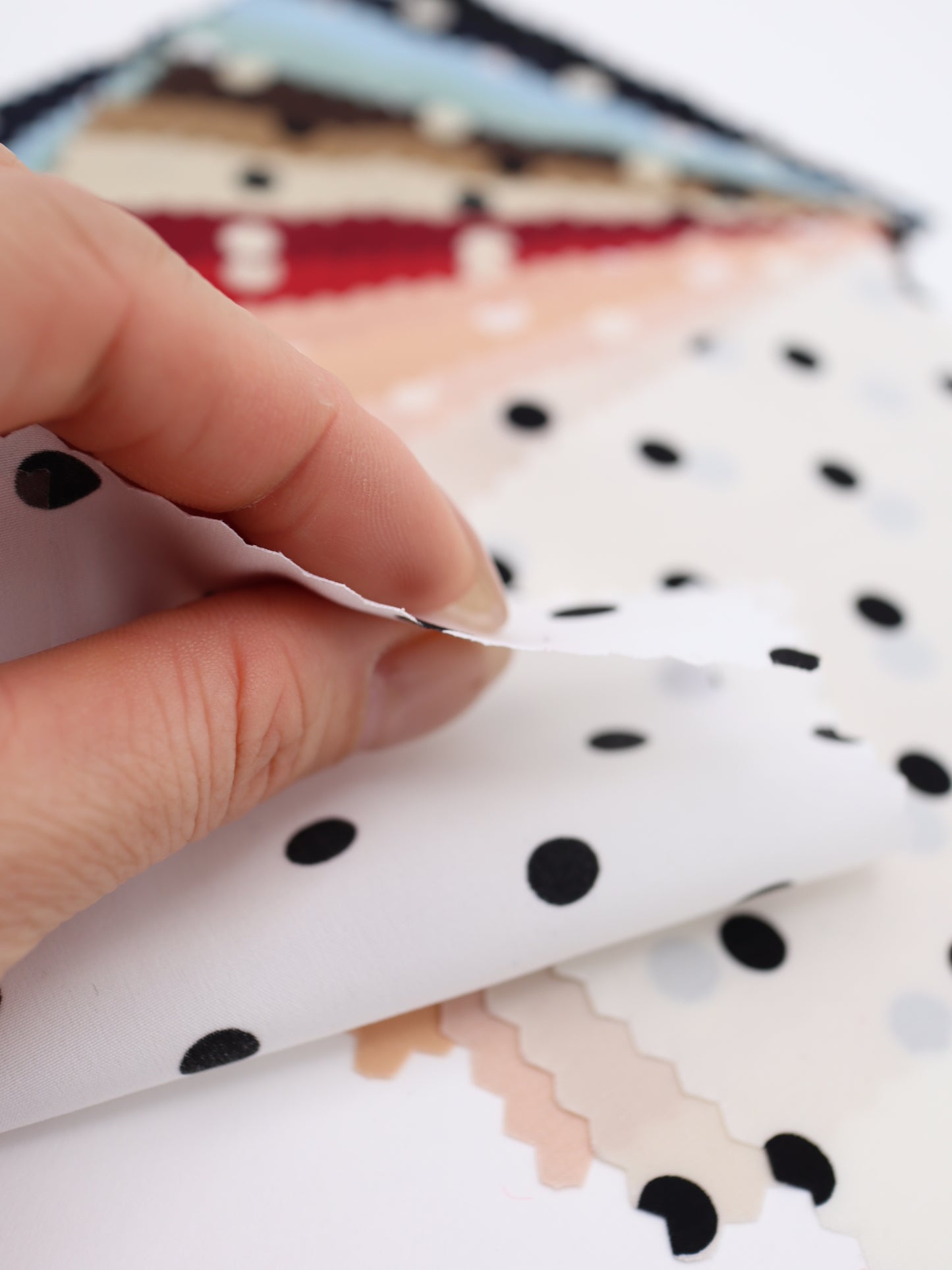 中粒ドットプリント・ピーチサテン｜147cm広幅・ポリエステル100%・極薄・微起毛加工・マット光沢・ドレープ・ソフト質感｜ドッグウェア・春夏ブラウス・ワンピース・裏地・スカーフ向き｜26SS-045【生地仕入れ代行卸】