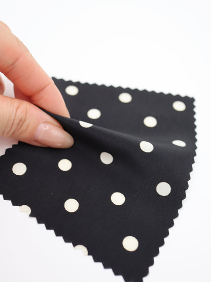 中粒ドットプリント・ピーチサテン｜147cm広幅・ポリエステル100%・極薄・微起毛加工・マット光沢・ドレープ・ソフト質感｜ドッグウェア・春夏ブラウス・ワンピース・裏地・スカーフ向き｜26SS-045【生地仕入れ代行卸】