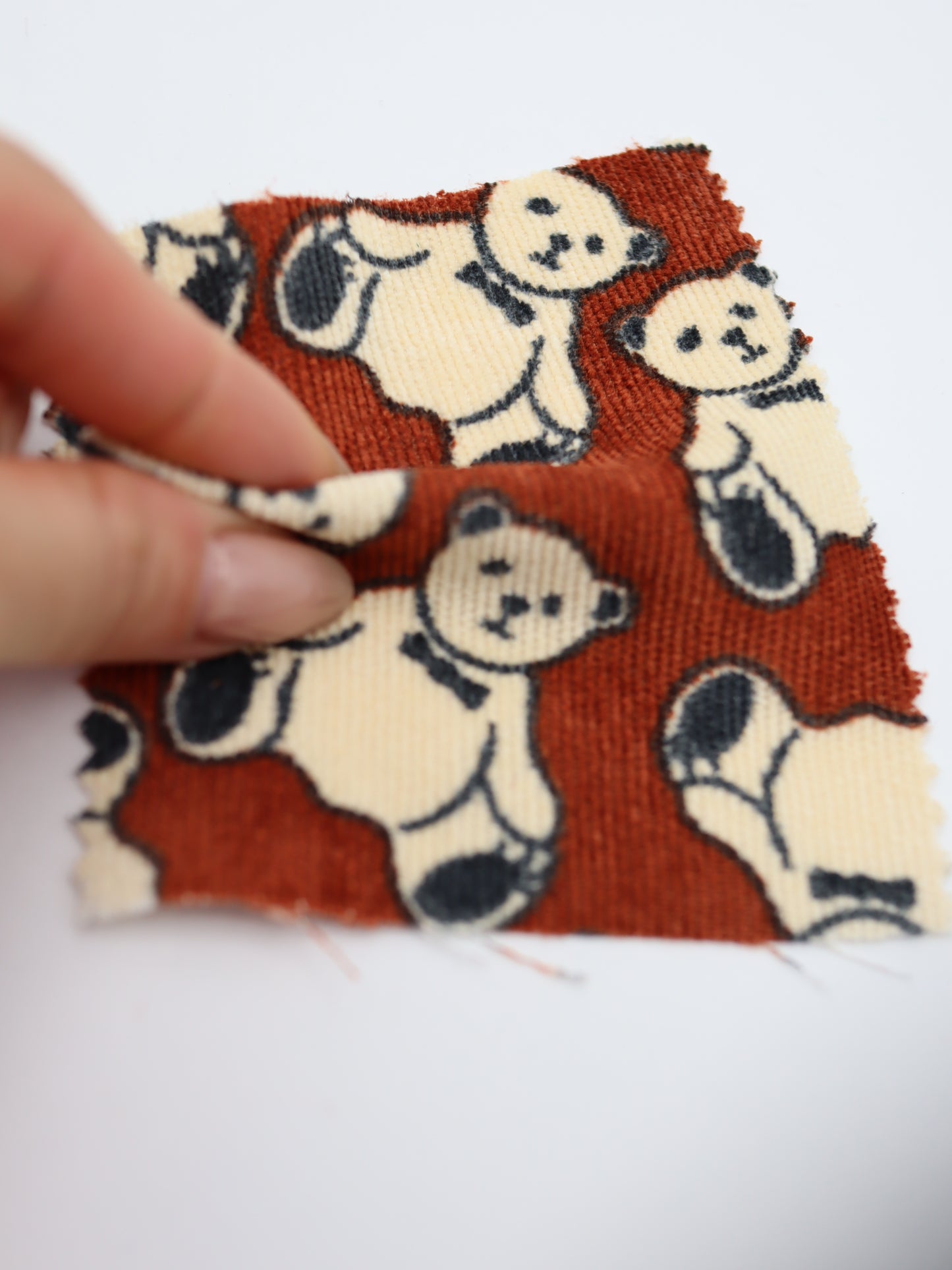 虚無感クマちゃんプリント・サマーコール生地（細畝）｜【生地幅】約147センチ 【混率】綿50％ポリエステル50％｜ドッグウェア・キッズ服・バッグ・パンツ向き