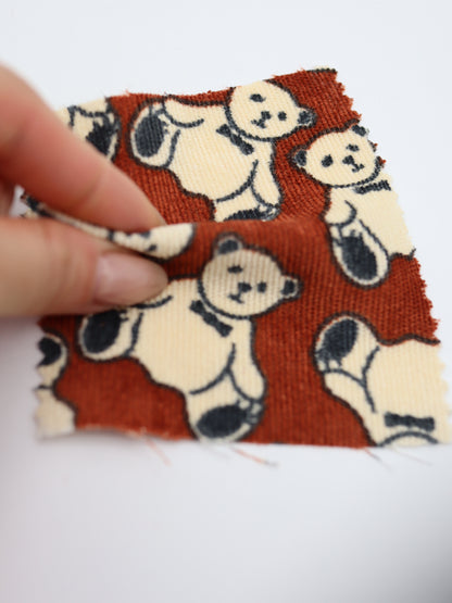 虚無感クマちゃんプリント・サマーコール生地（細畝）｜【生地幅】約147センチ 【混率】綿50％ポリエステル50％｜ドッグウェア・キッズ服・バッグ・パンツ向き