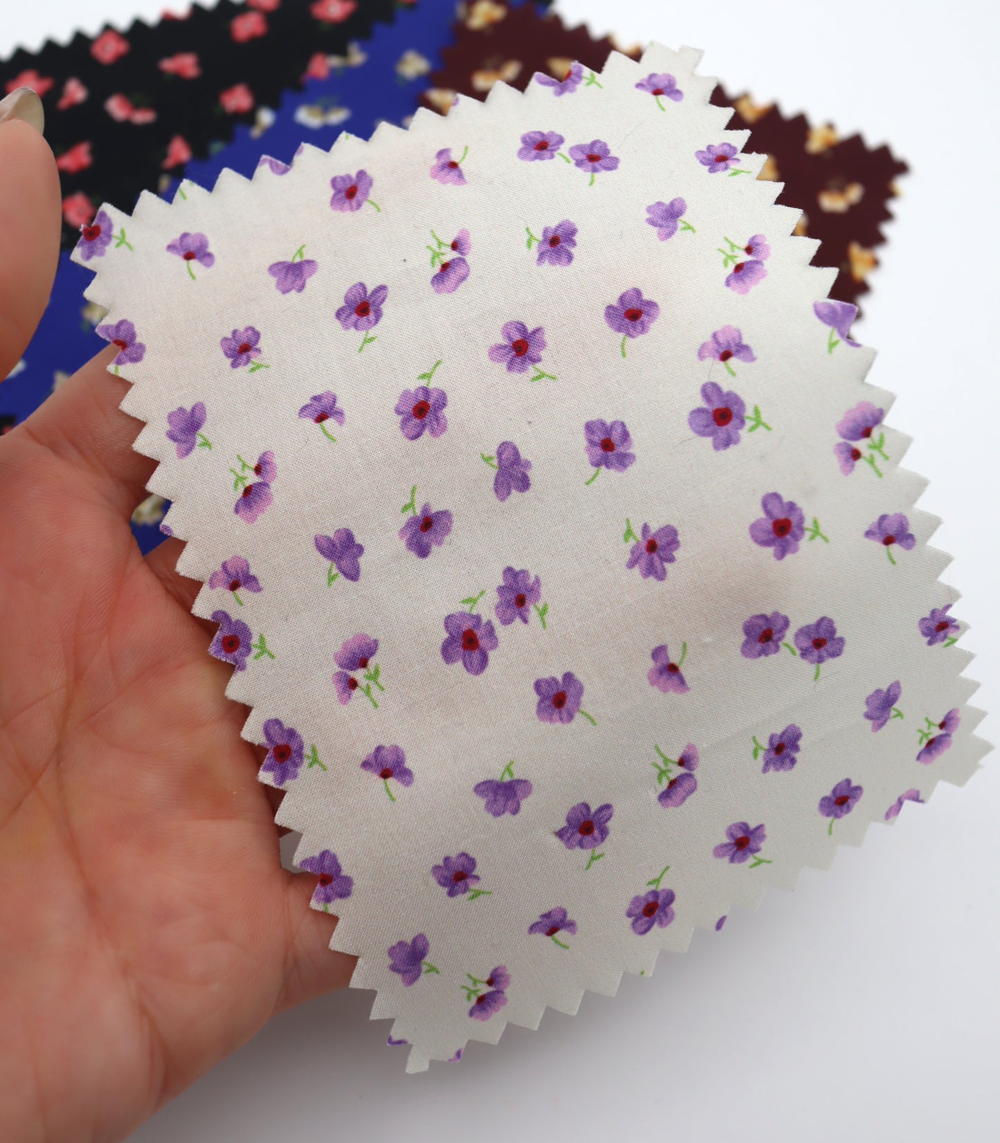 【25SS-232】小花柄プリント綿ローン　/0.5ｙあたり = ～715円