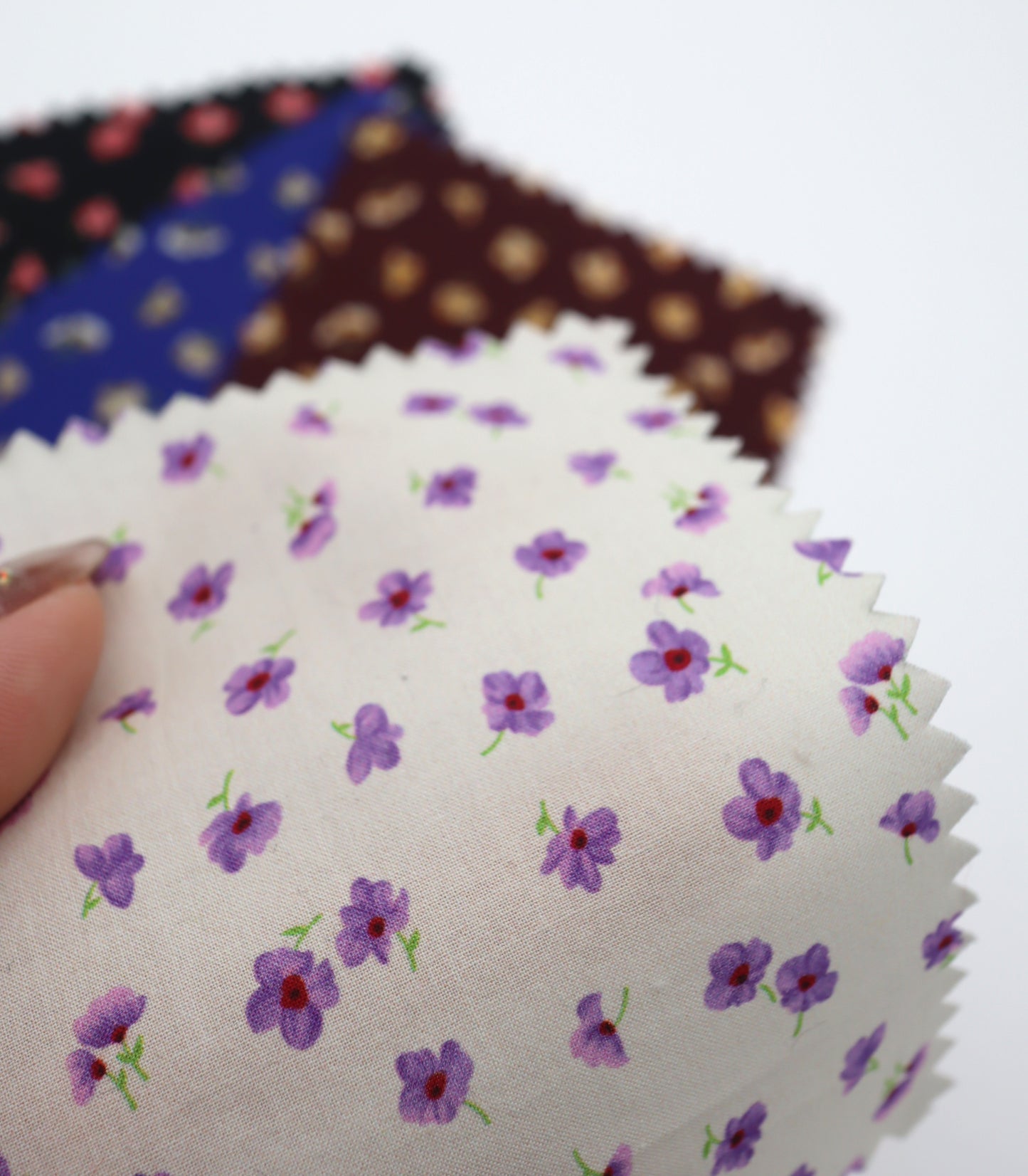 【25SS-232】小花柄プリント綿ローン　/0.5ｙあたり = ～715円