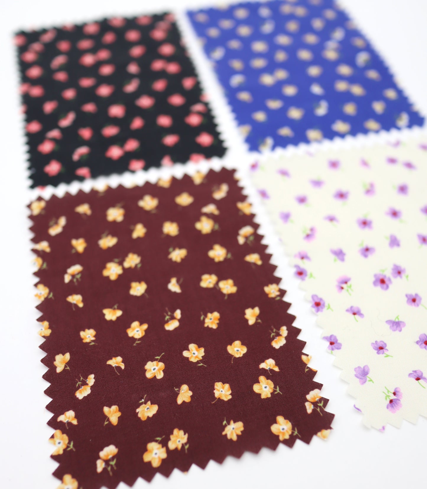 【25SS-232】小花柄プリント綿ローン　/0.5ｙあたり = ～715円