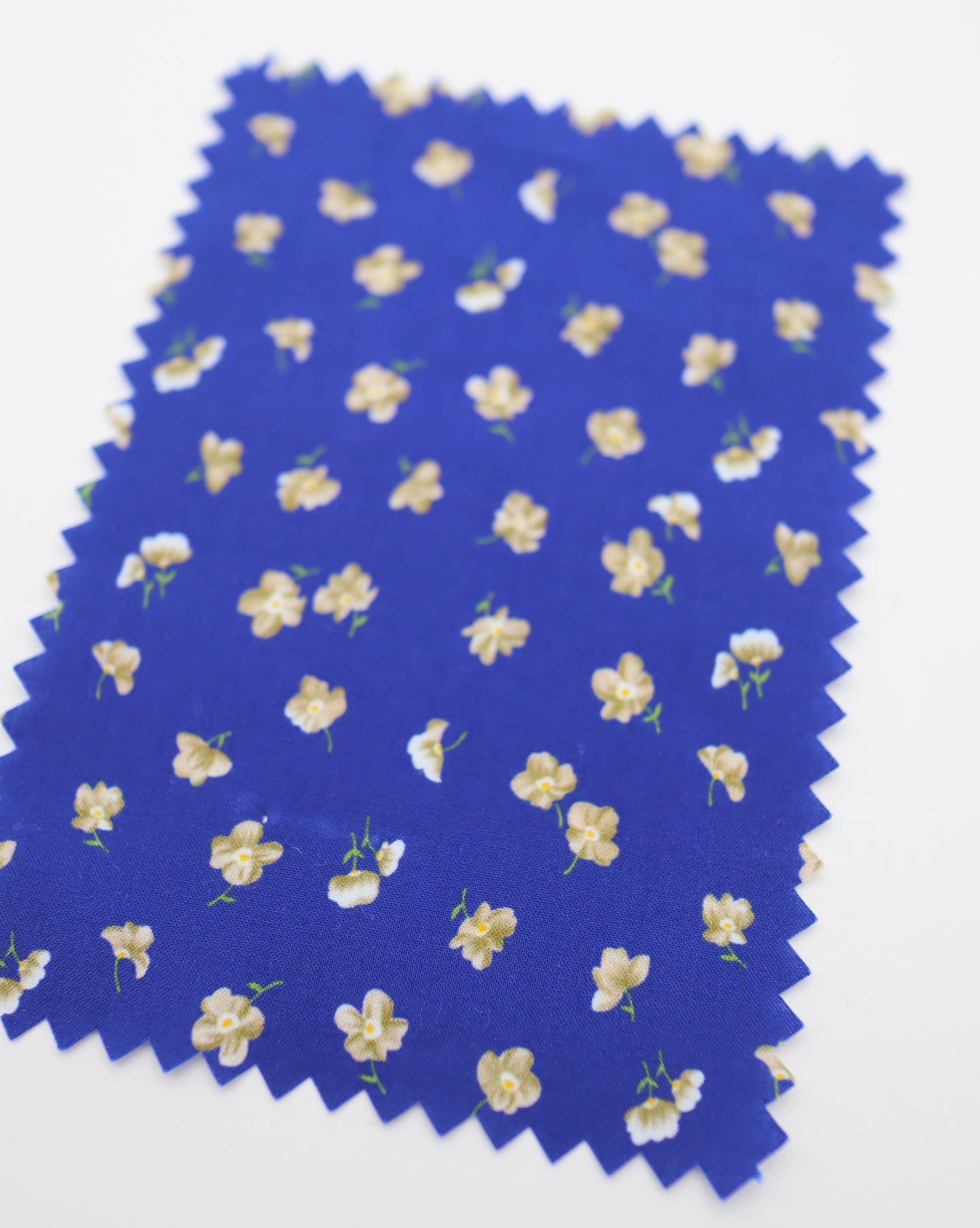 【25SS-232】小花柄プリント綿ローン　/0.5ｙあたり = ～715円