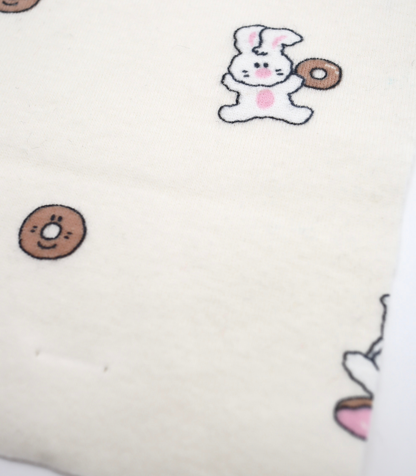 【25SS-202】ドーナッツラバーうさちゃんプリントフライス　/0.5ｙあたり = ～ 900円