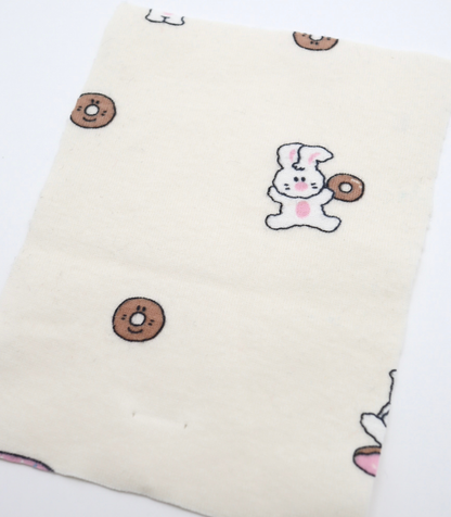 【25SS-202】ドーナッツラバーうさちゃんプリントフライス　/0.5ｙあたり = ～ 900円