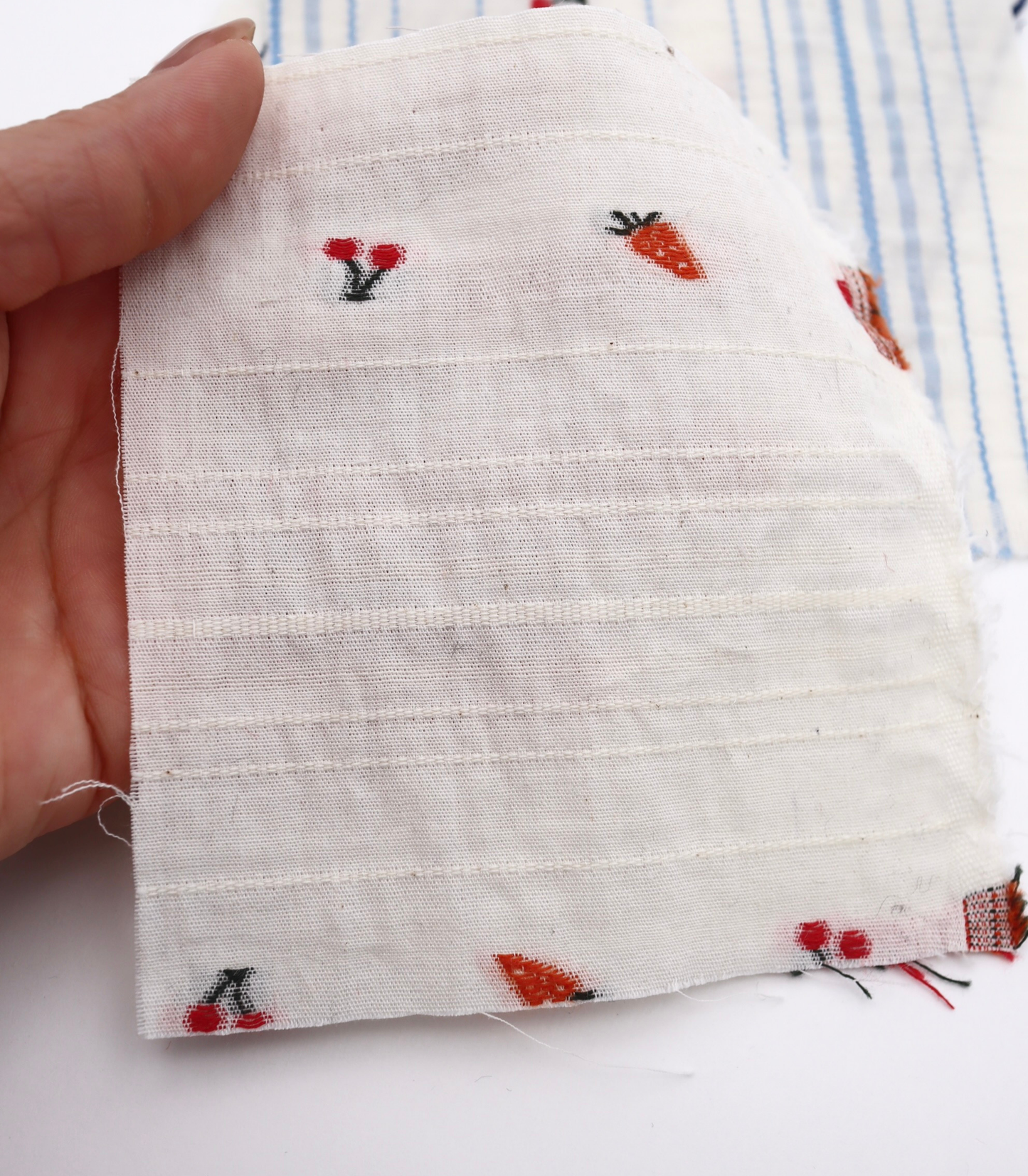 【25SS-444】サクランボ×イチゴ×ボーダー綿ローンジャガード　/0.5ｙあたり=～890円