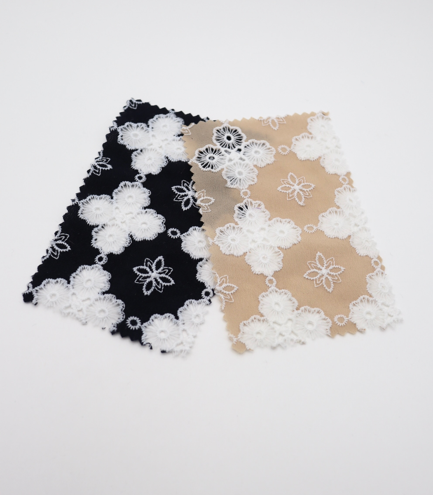 高密度アイレット×大花柄刺繍シフォン生地｜【生地幅】約122センチ 【混率】ポリエステル100％｜春夏ブラウス・ドレス・ドッグウェア向け