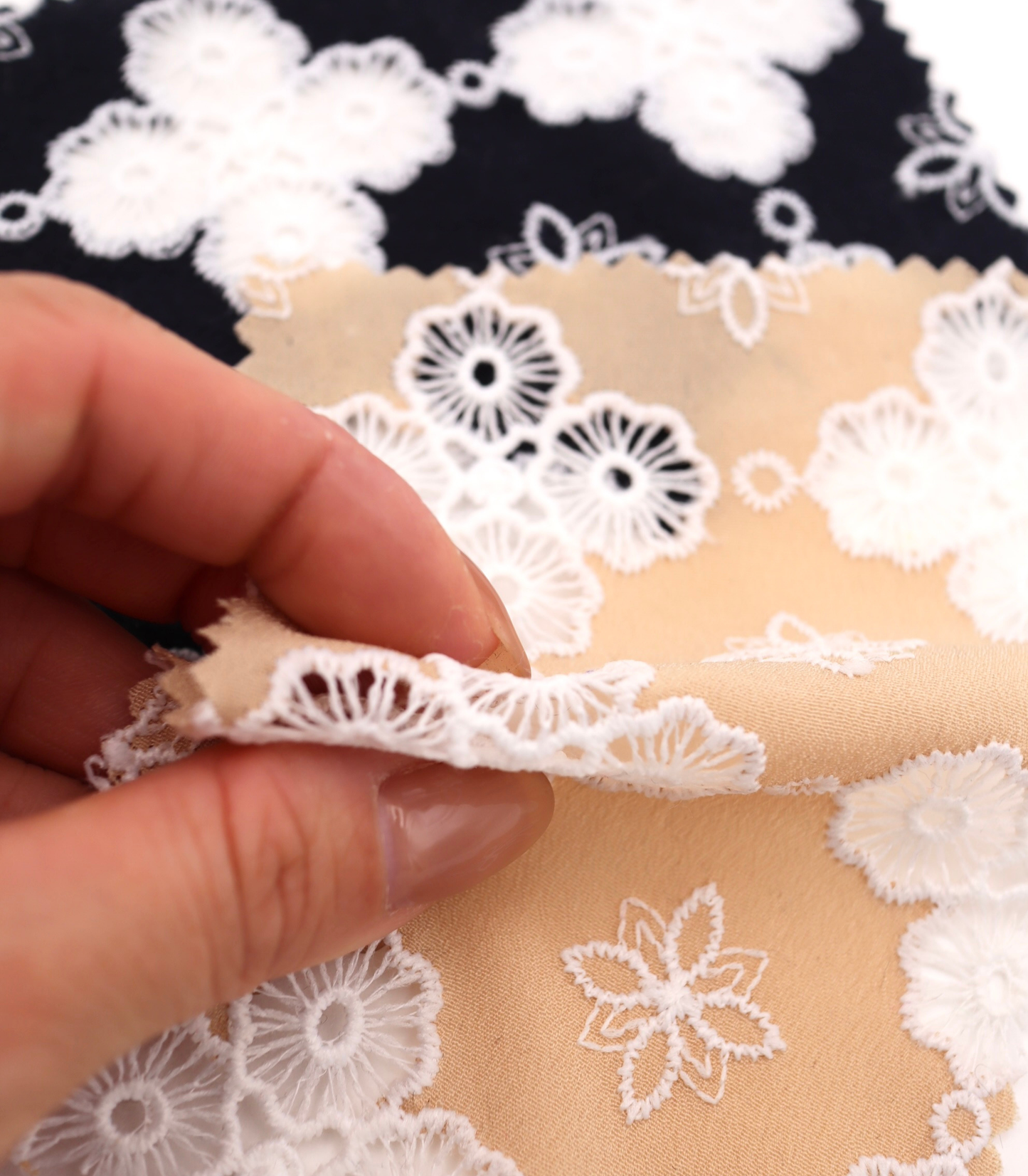 高密度アイレット×大花柄刺繍シフォン生地｜【生地幅】約122センチ 【混率】ポリエステル100％｜春夏ブラウス・ドレス・ドッグウェア向け