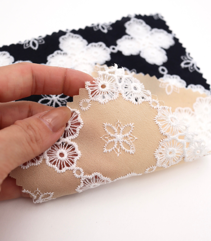 高密度アイレット×大花柄刺繍シフォン生地｜【生地幅】約122センチ 【混率】ポリエステル100％｜春夏ブラウス・ドレス・ドッグウェア向け