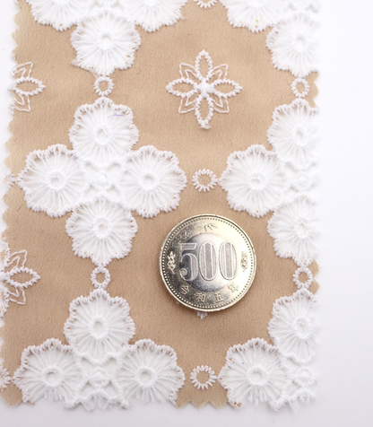 高密度アイレット×大花柄刺繍シフォン生地｜【生地幅】約122センチ 【混率】ポリエステル100％｜春夏ブラウス・ドレス・ドッグウェア向け