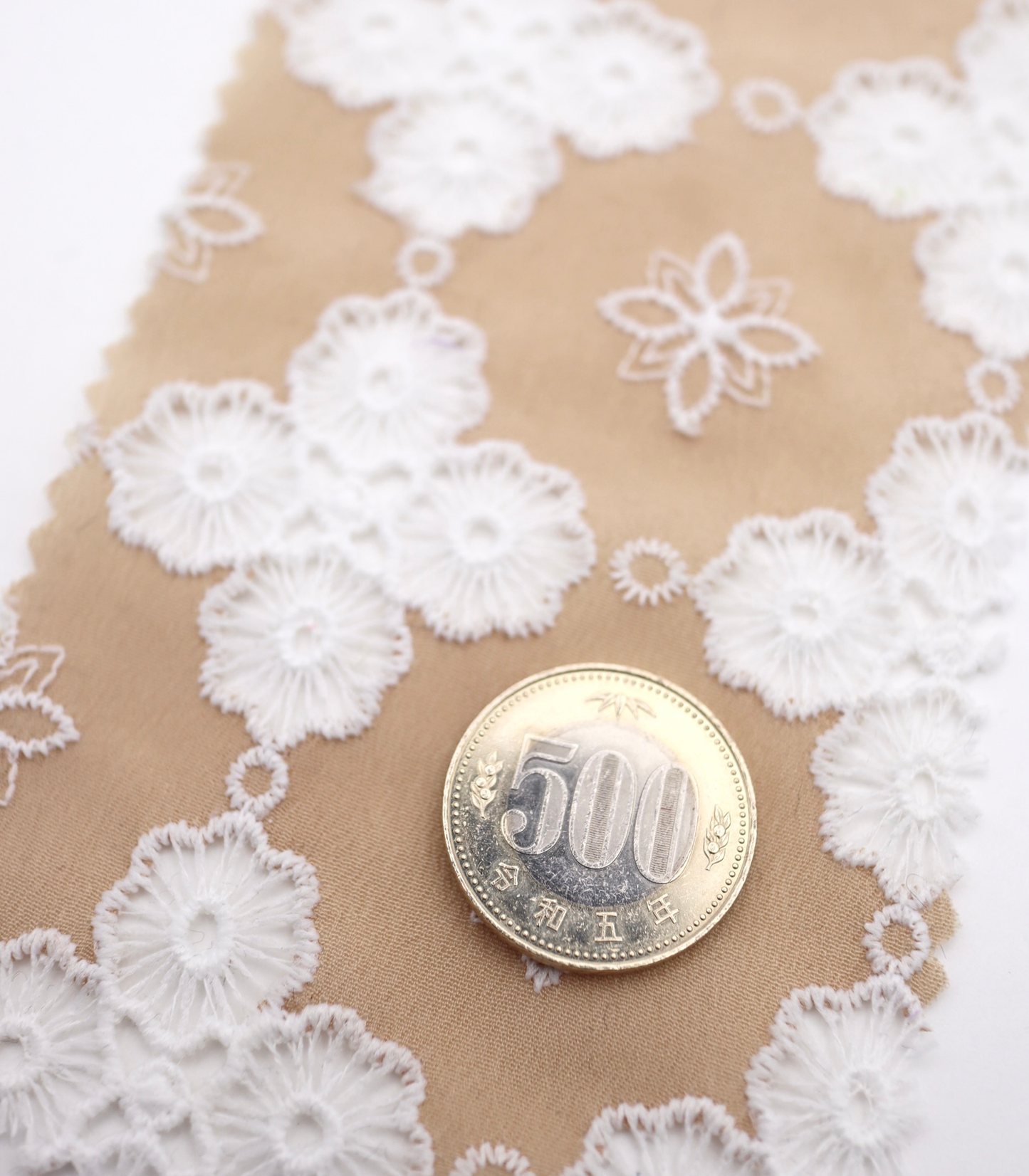 高密度アイレット×大花柄刺繍シフォン生地｜【生地幅】約122センチ 【混率】ポリエステル100％｜春夏ブラウス・ドレス・ドッグウェア向け