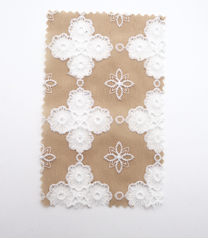 高密度アイレット×大花柄刺繍シフォン生地｜【生地幅】約122センチ 【混率】ポリエステル100％｜春夏ブラウス・ドレス・ドッグウェア向け