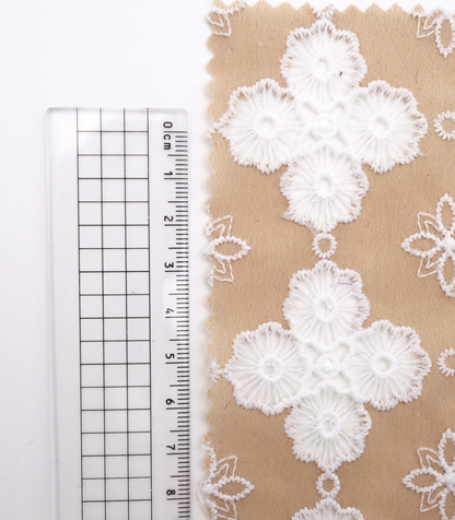 高密度アイレット×大花柄刺繍シフォン生地｜【生地幅】約122センチ 【混率】ポリエステル100％｜春夏ブラウス・ドレス・ドッグウェア向け