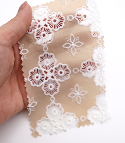 高密度アイレット×大花柄刺繍シフォン生地｜【生地幅】約122センチ 【混率】ポリエステル100％｜春夏ブラウス・ドレス・ドッグウェア向け