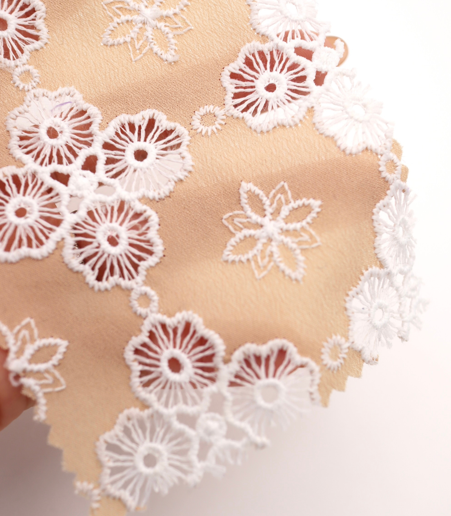高密度アイレット×大花柄刺繍シフォン生地｜【生地幅】約122センチ 【混率】ポリエステル100％｜春夏ブラウス・ドレス・ドッグウェア向け