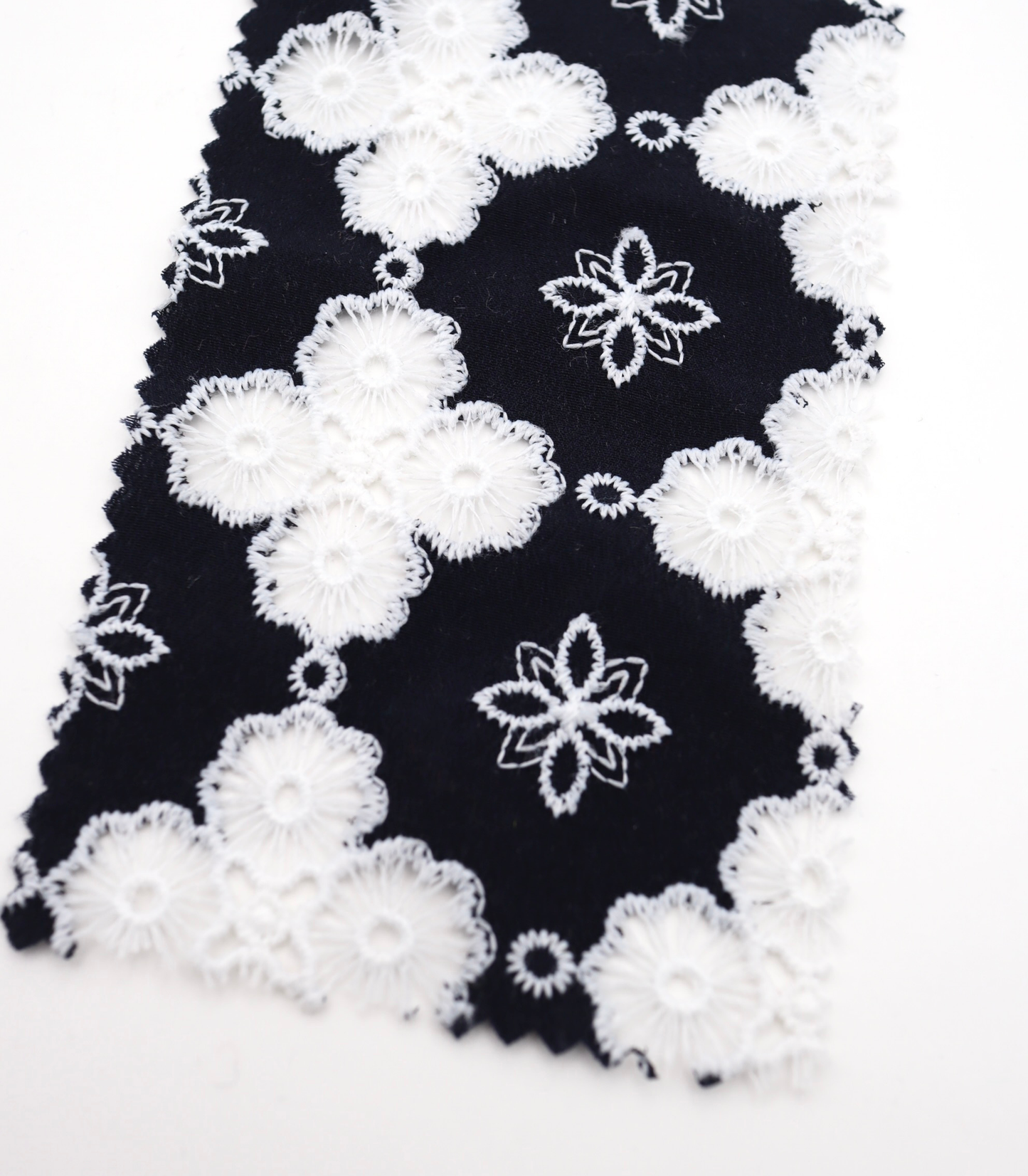 高密度アイレット×大花柄刺繍シフォン生地｜【生地幅】約122センチ 【混率】ポリエステル100％｜春夏ブラウス・ドレス・ドッグウェア向け