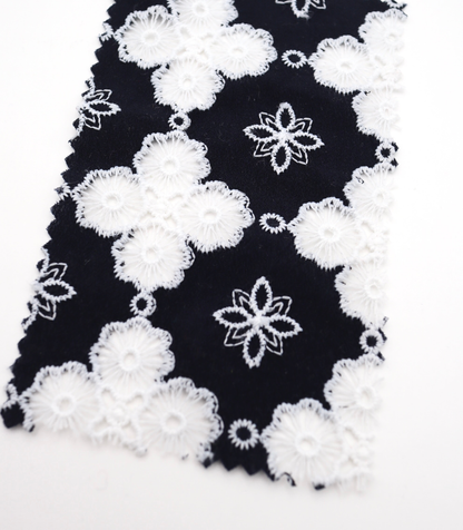 高密度アイレット×大花柄刺繍シフォン生地｜【生地幅】約122センチ 【混率】ポリエステル100％｜春夏ブラウス・ドレス・ドッグウェア向け
