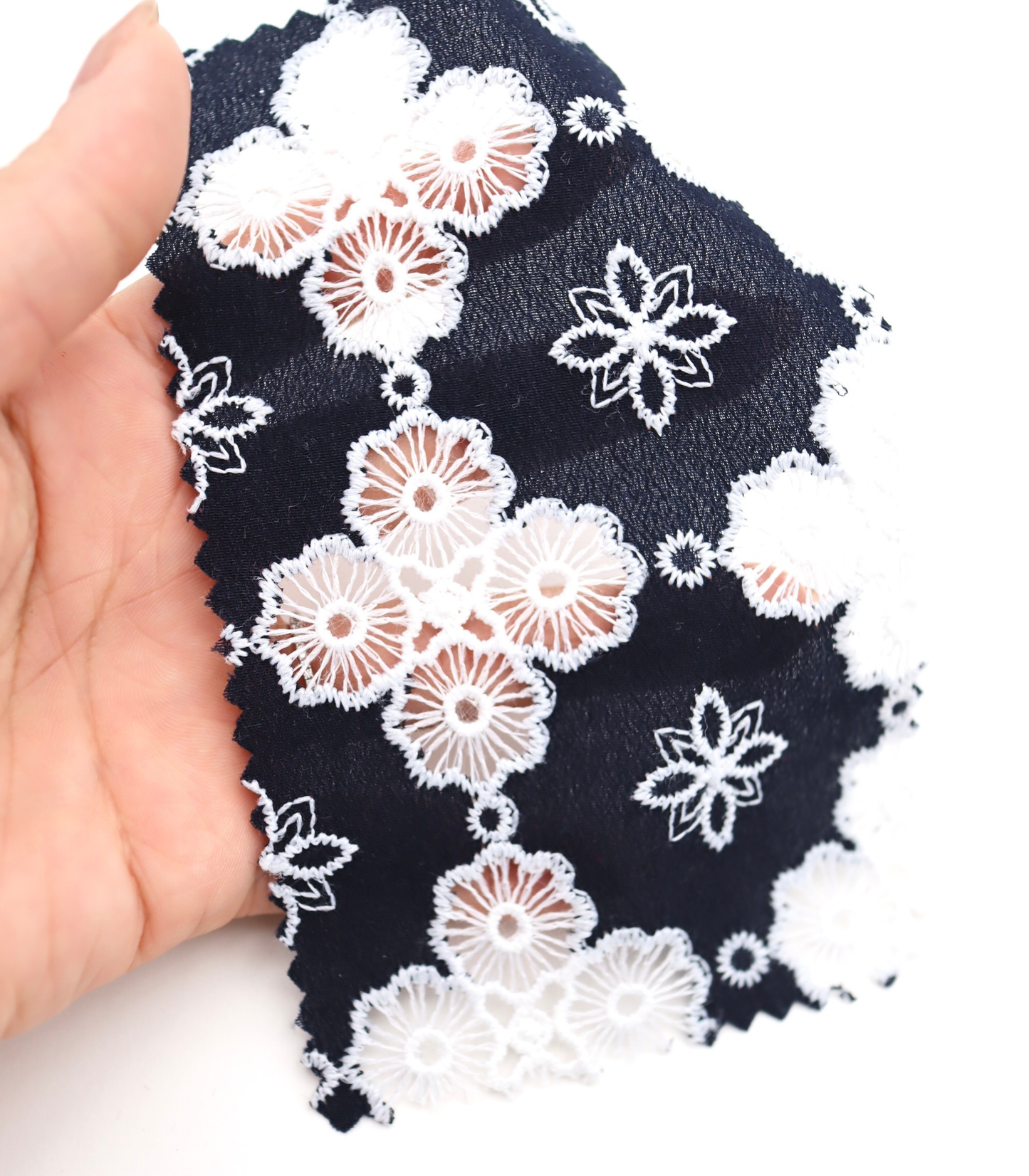 高密度アイレット×大花柄刺繍シフォン生地｜【生地幅】約122センチ 【混率】ポリエステル100％｜春夏ブラウス・ドレス・ドッグウェア向け