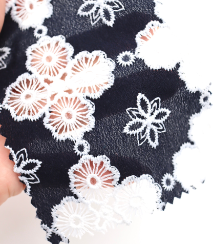 高密度アイレット×大花柄刺繍シフォン生地｜【生地幅】約122センチ 【混率】ポリエステル100％｜春夏ブラウス・ドレス・ドッグウェア向け