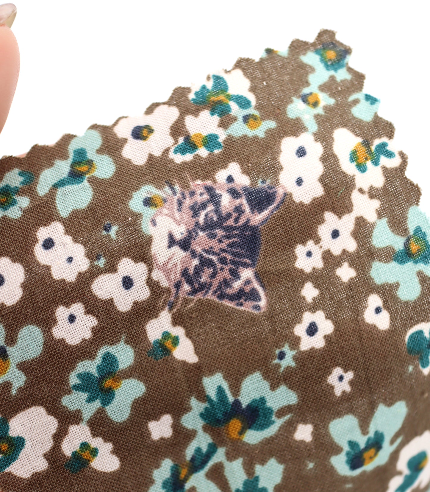 【25SS-230】小花にうもれるねこちゃんプリント綿ローン　/0.5ｙあたり = ～805円