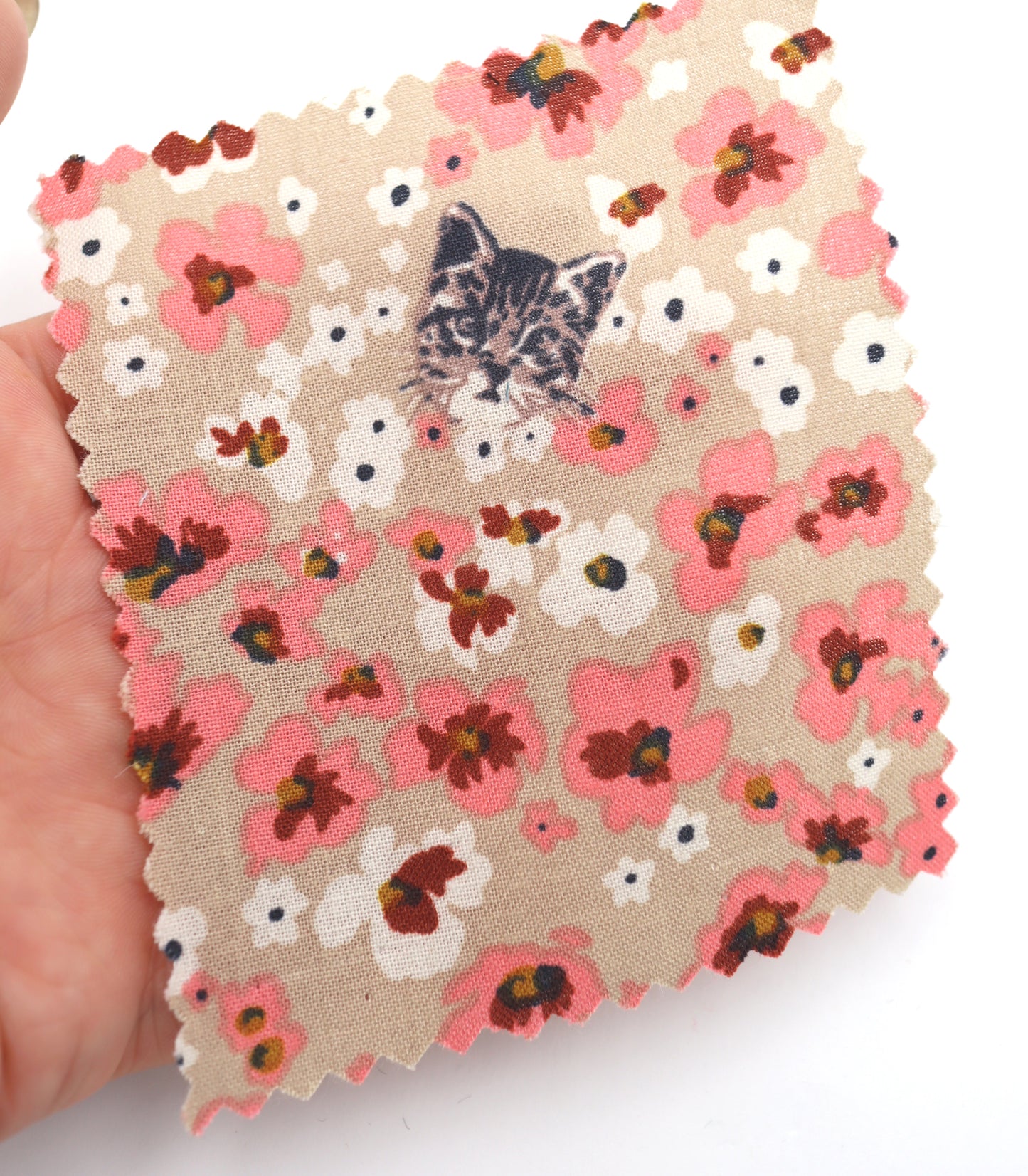 【25SS-230】小花にうもれるねこちゃんプリント綿ローン　/0.5ｙあたり = ～805円