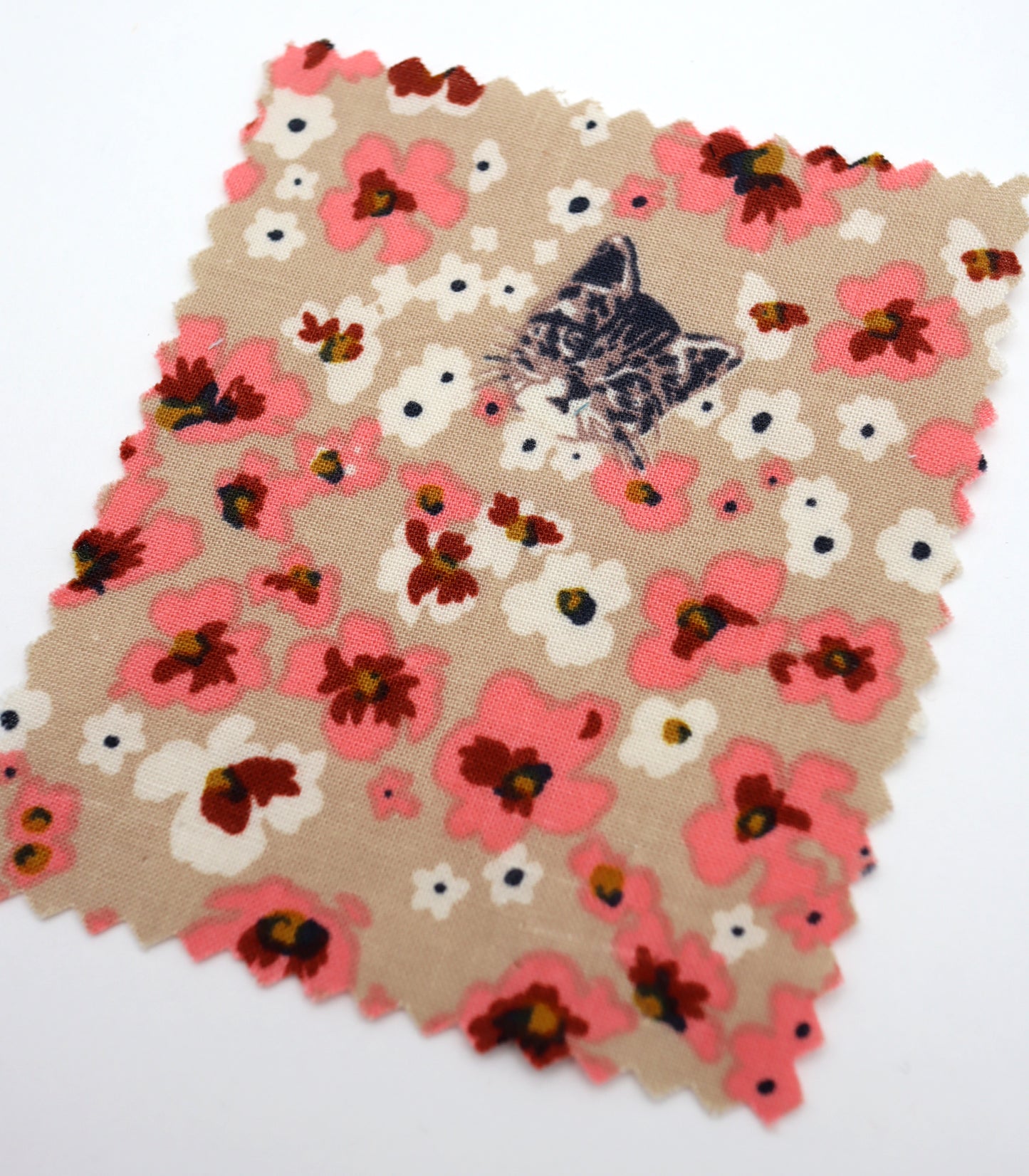 【25SS-230】小花にうもれるねこちゃんプリント綿ローン　/0.5ｙあたり = ～805円