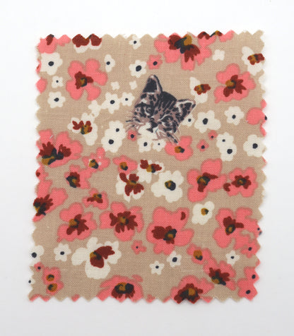 【25SS-230】小花にうもれるねこちゃんプリント綿ローン　/0.5ｙあたり = ～805円