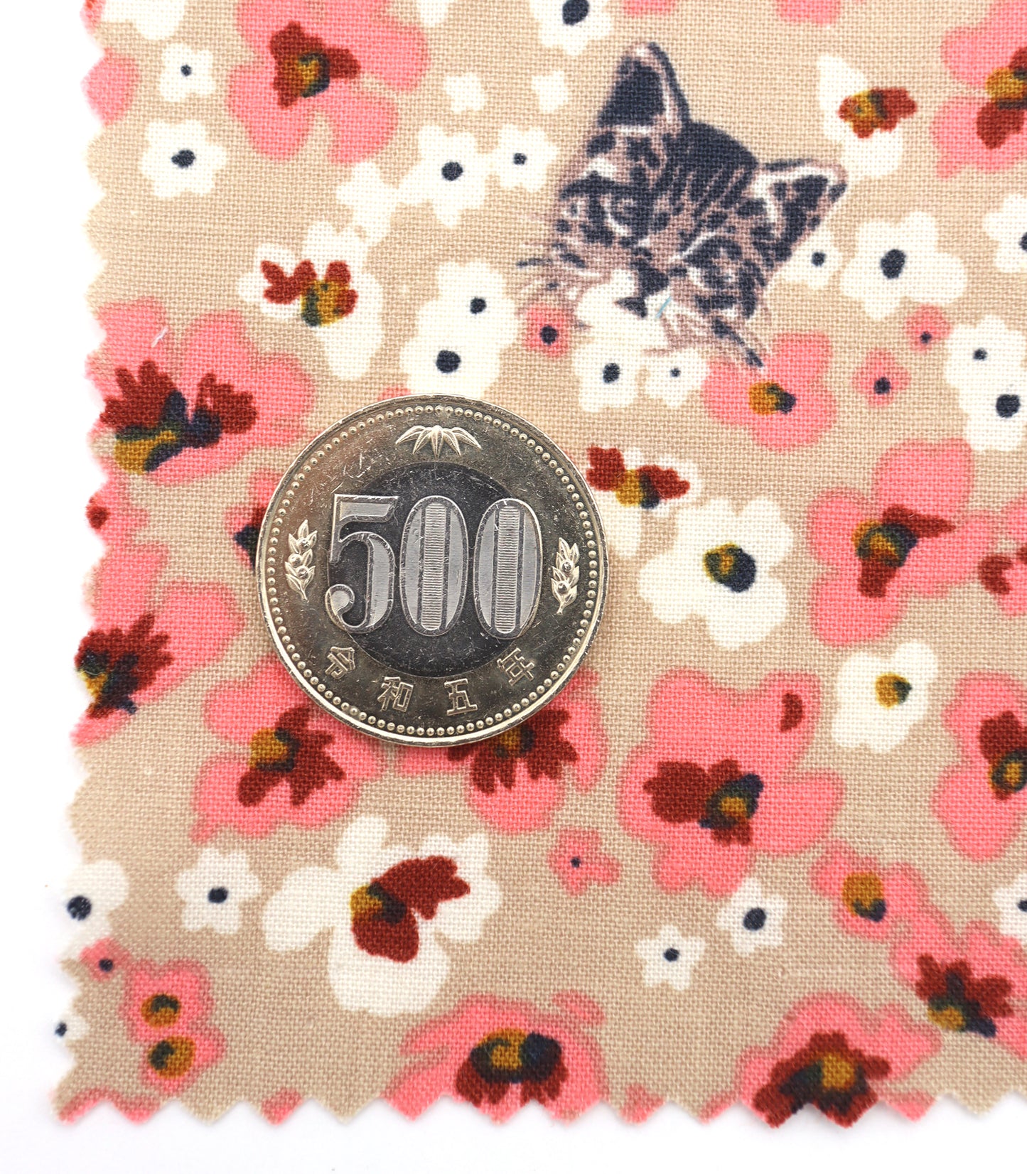 【25SS-230】小花にうもれるねこちゃんプリント綿ローン　/0.5ｙあたり = ～805円