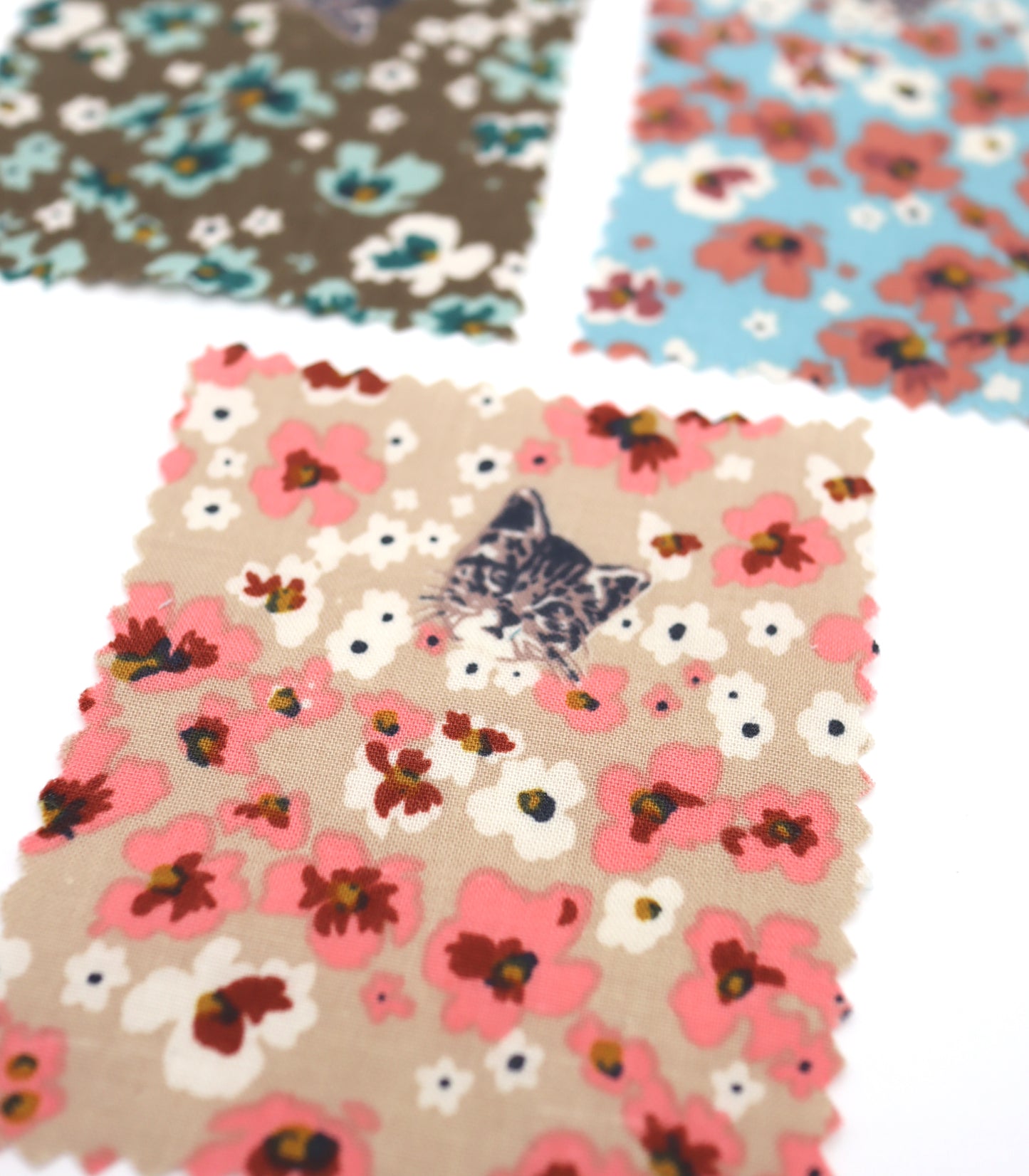 【25SS-230】小花にうもれるねこちゃんプリント綿ローン　/0.5ｙあたり = ～805円